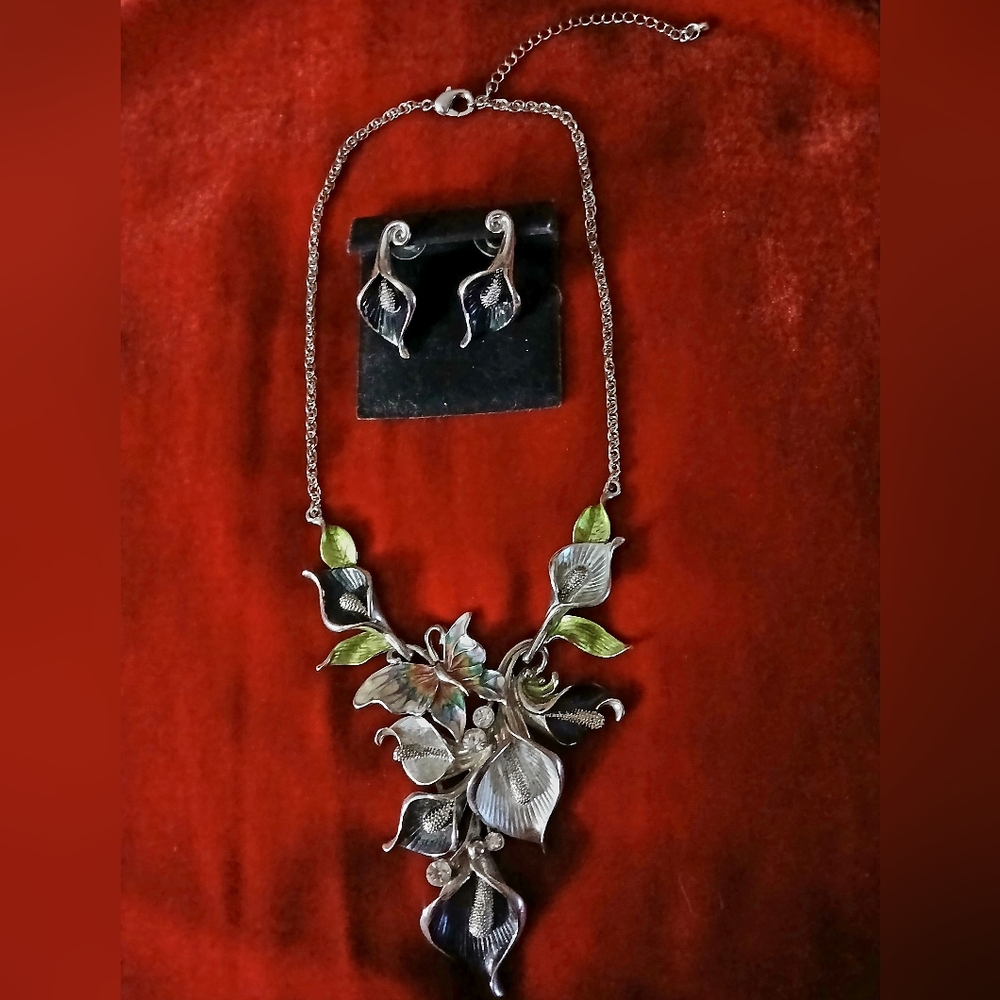Silver-Tone Green and Black Floral Butterfly Necklace Set